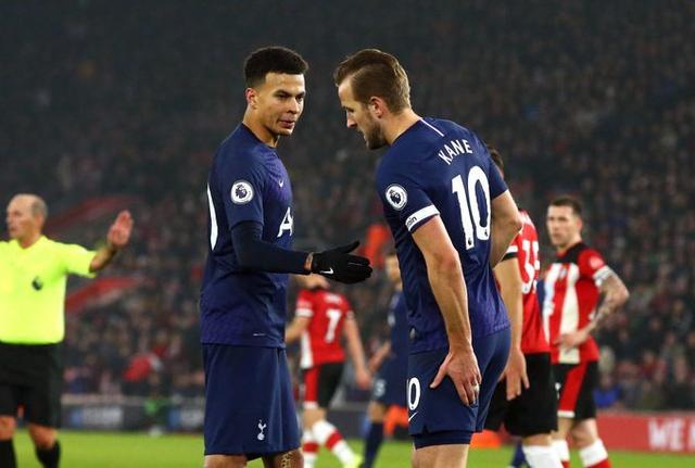 女生在校内打篮球技法惊人，男同学现场沸腾被实力圈粉