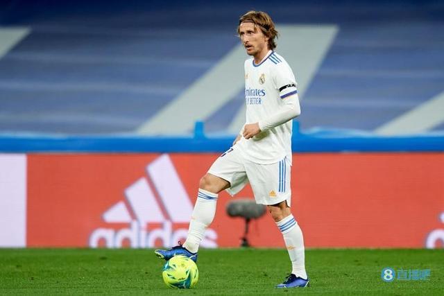 邓涵文因经济保障和新东家前景决定离开武汉三镇，加盟云南玉昆，成为球队核心球员。